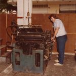 Aluane-na-maquina-Elga-responsavel-pela-impressao-grafica.